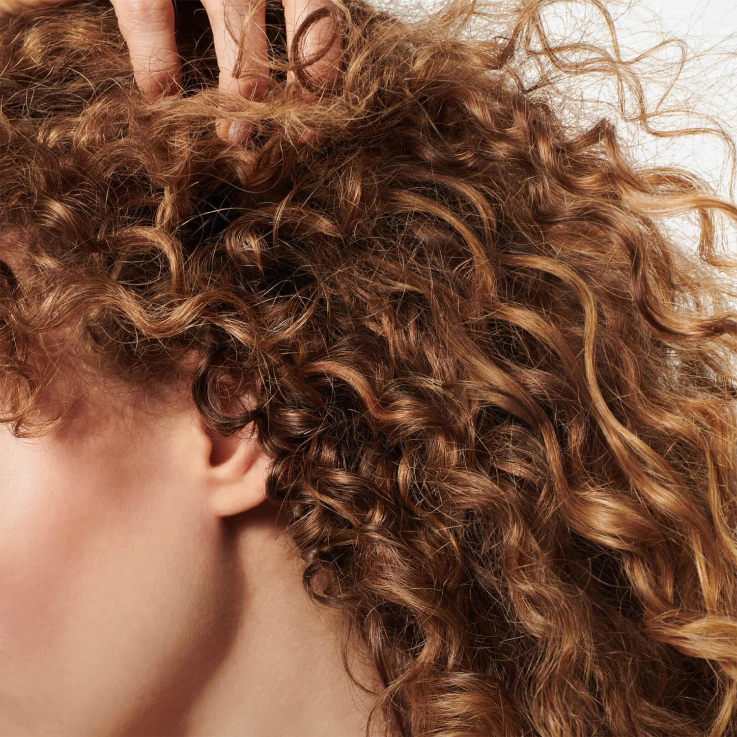 Wella Professionals Care Elements Lightweight Renewing Conditioner 200ml 2 Wella Professionals Care Elements Lightweight Renewing Conditioner 200ml - Image 2