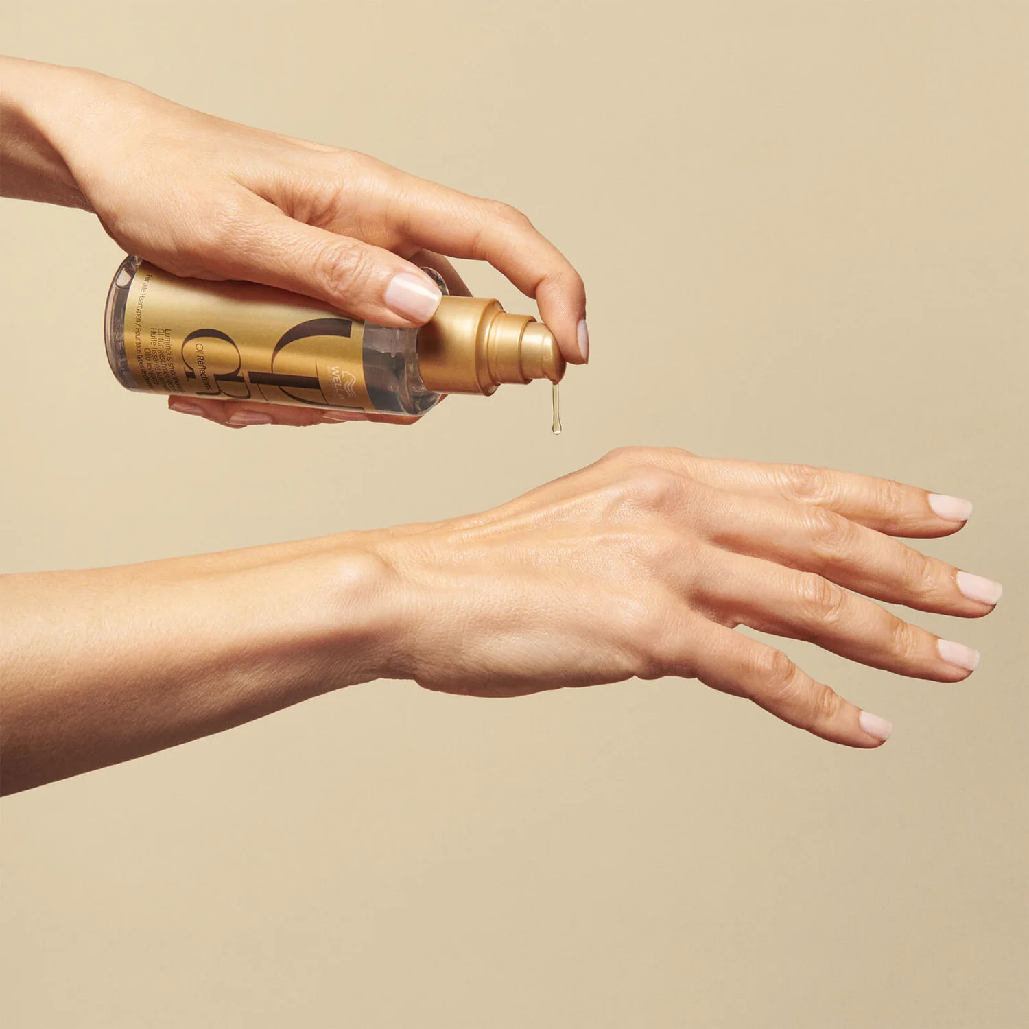 Wella Professionals Oil Reflections Luminous Smoothing Oil 30ml 3 Wella Professionals Oil Reflections Luminous Smoothing Oil 30ml - Image 3