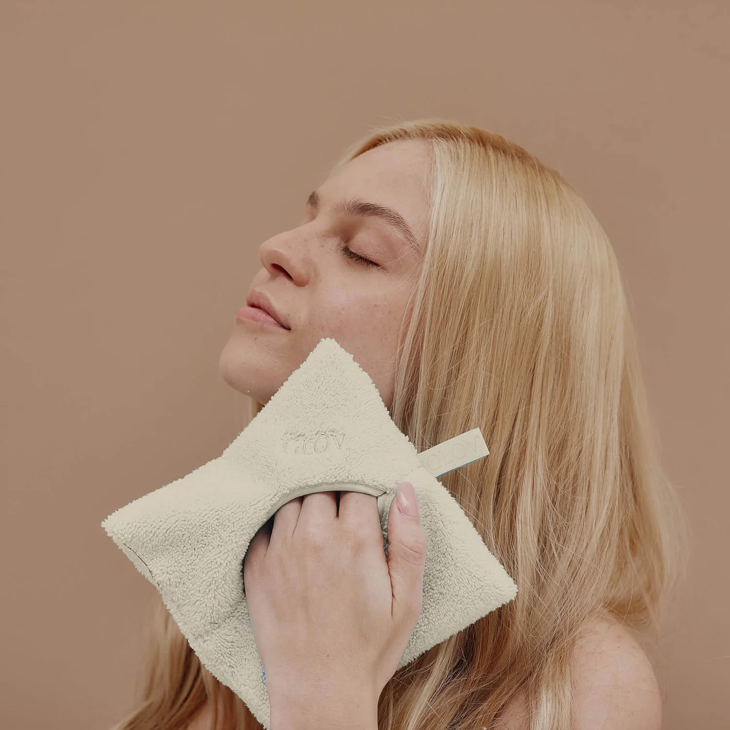 GLOV® Water-Only Deep Pore Cleansing Towel - Ivory 2 GLOV® Water-Only Deep Pore Cleansing Towel - Ivory - Image 2