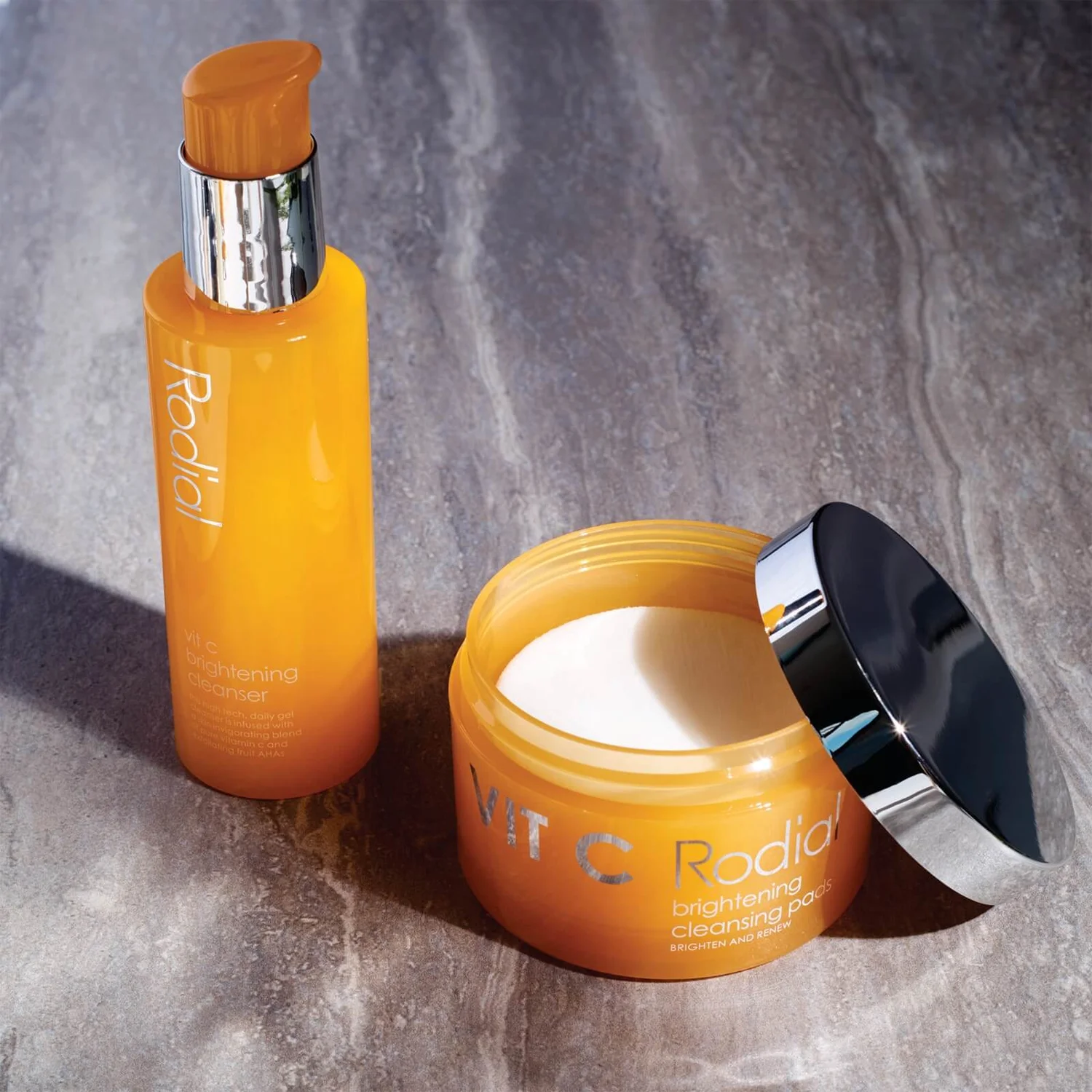 Rodial Vitamin C Brightening Cleanser 135ml 3 Rodial Vitamin C Brightening Cleanser 135ml - Image 3