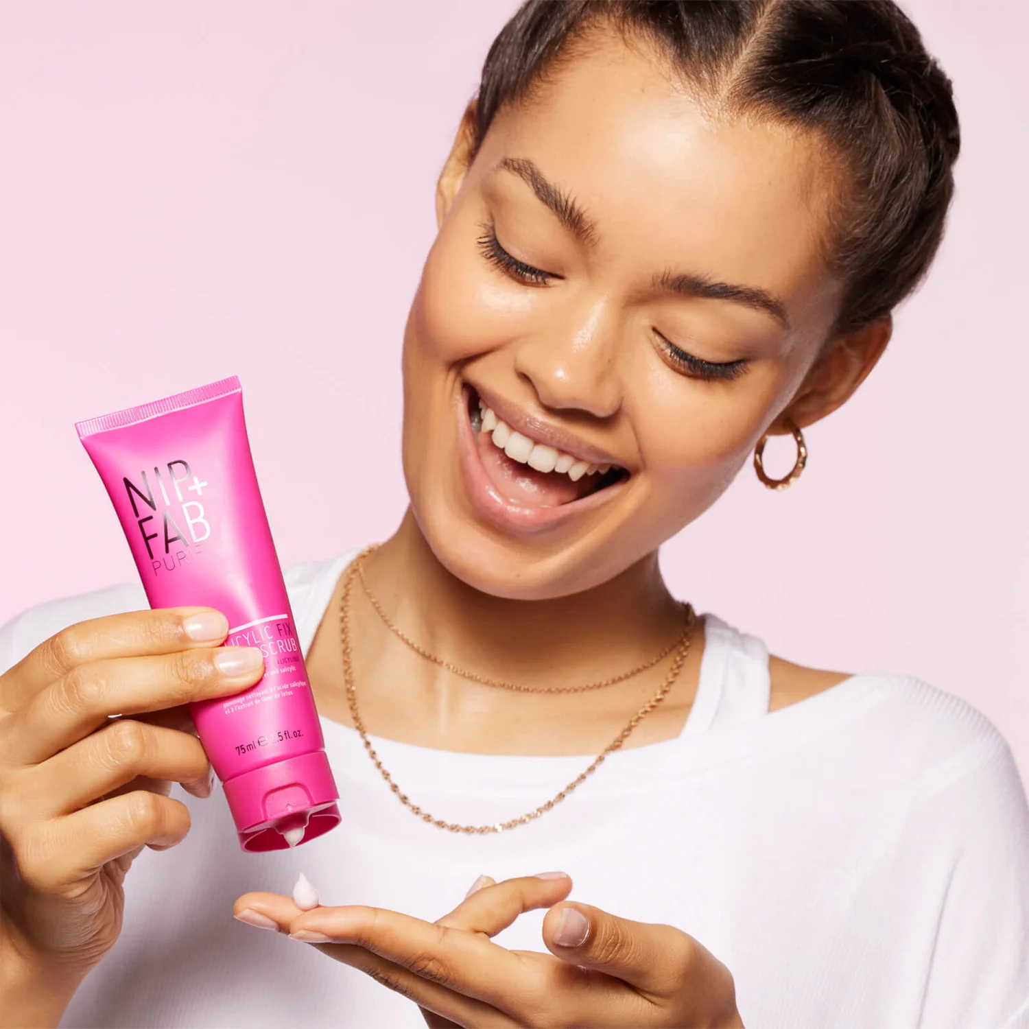 NIP+FAB Salicylic Fix Facial Scrub 75ml 2 NIP+FAB Salicylic Fix Facial Scrub 75ml - Image 2