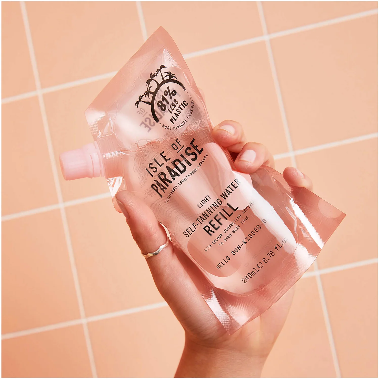 Isle Of Paradise Self-Tanning Water Refill Pouch Light 200ml 2 Isle Of Paradise Self-Tanning Water Refill Pouch Light 200ml - Image 2